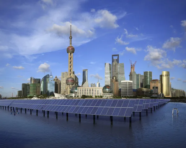 上海外滩天际线地标在生态能源太阳能电池板 — 图库照片