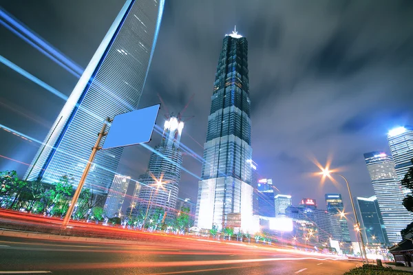 Snelweg at night met licht paden in shanghai china — Stockfoto