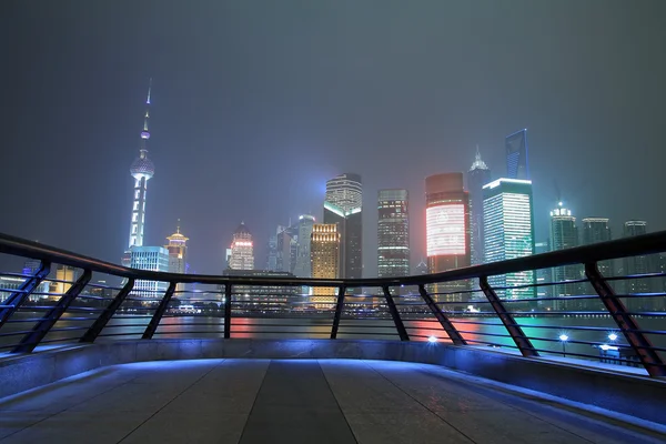 Shanghai bund skyline en la noche paisaje de la ciudad —  Fotos de Stock
