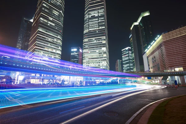 Het licht paden op de achtergrond van de moderne gebouw in shanghai — Stockfoto