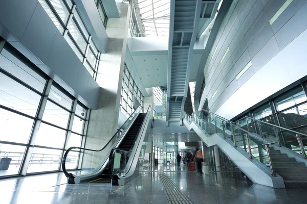 Escaleras de arquitectura moderna de escaleras mecánicas de negocios en movimiento — Foto de Stock