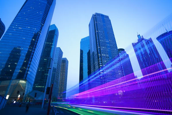 Los senderos de luz en el fondo del edificio moderno en Shangai —  Fotos de Stock