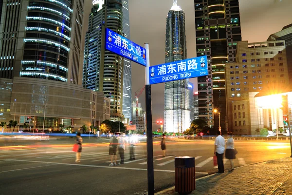 Yol işaretleri gece sahne şehir Şanghay — Stok fotoğraf