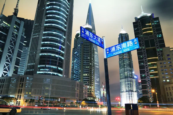 Shanghai Pudong Avenue paisaje nocturno de la ciudad —  Fotos de Stock