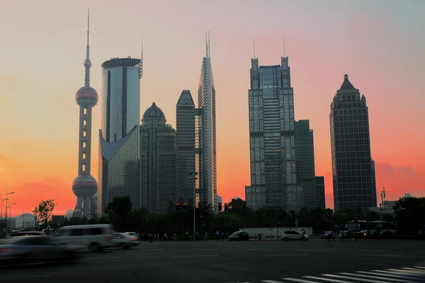 Moderna kontor byggnader bakgrund natt i shanghai — Stockfoto