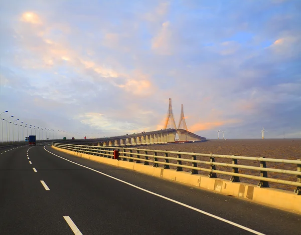 Ponte marítima cruzada ao pôr-do-sol — Fotografia de Stock