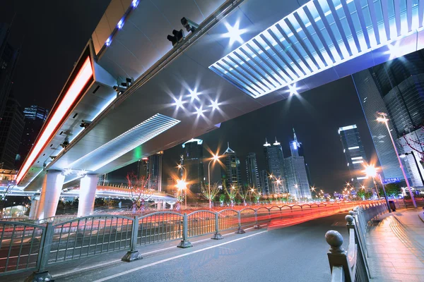 Megacity autópálya éjjel, a könnyű pályák shanghai — Stock Fotó