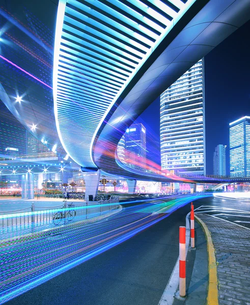 Megacity highway bij rainbow nacht met licht paden in shanghai — Stockfoto