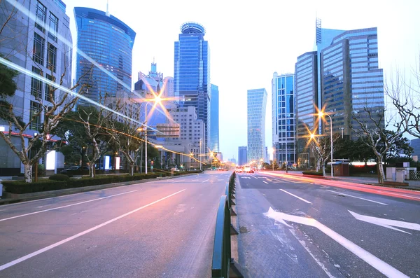 Megacity Highway à noite trilhas de luz crepúsculo em shanghai — Fotografia de Stock