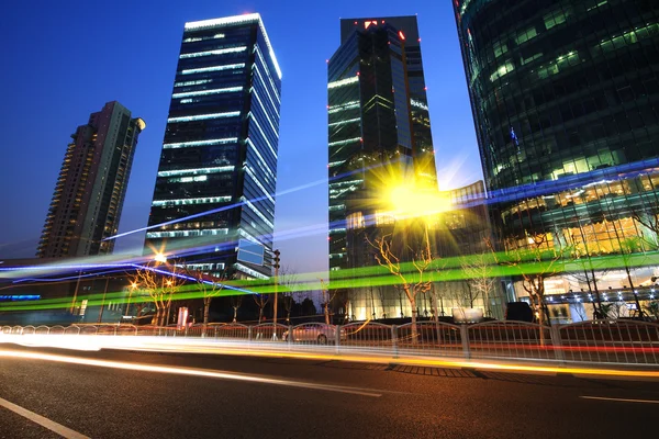 Arco-íris rodovia luz à noite em Xangai — Fotografia de Stock
