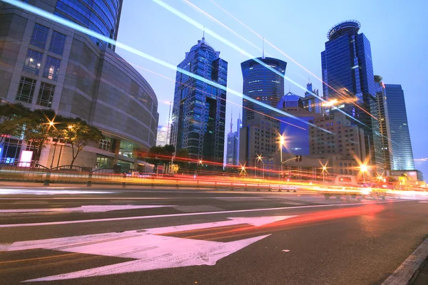 Megacity Highway en la noche senderos de luz del atardecer en Shangai — Foto de Stock