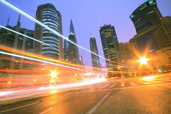 Megacity Highway in der Abenddämmerung Lichtwege in Shanghai — Stockfoto