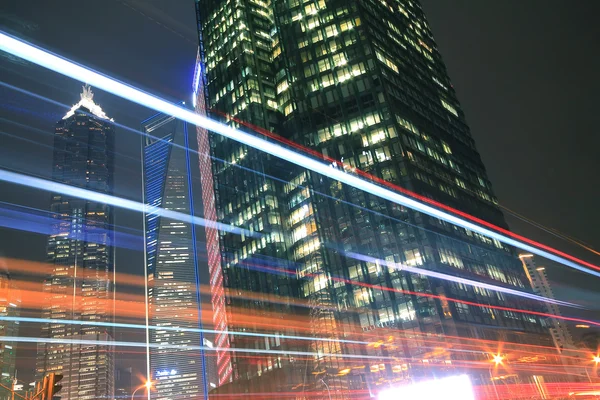 Modern ofis binası arka ışık parkurları ile araba gecenin — Stok fotoğraf