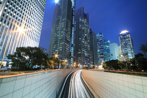 Современное офисное здание на фоне ночи в Шанхае
