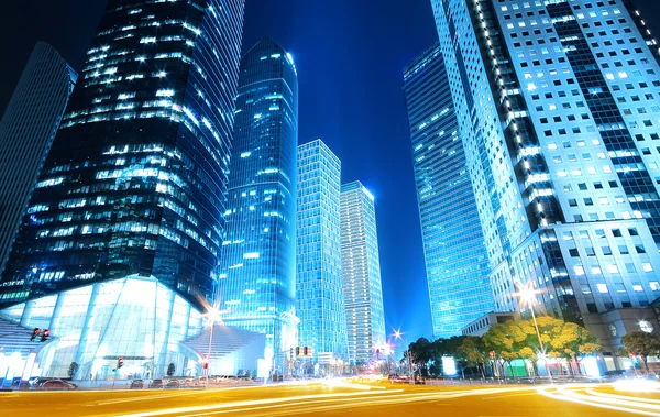 Verträumte blaue moderne Bürogebäude bei Nacht in Shanghai — Stockfoto