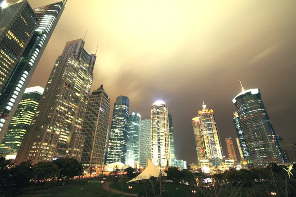 Opzoeken van moderne kantoorgebouwen in shanghai — Stockfoto