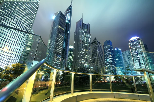 Looking up at the modern office buildings at night in Shanghai — Stock Photo, Image