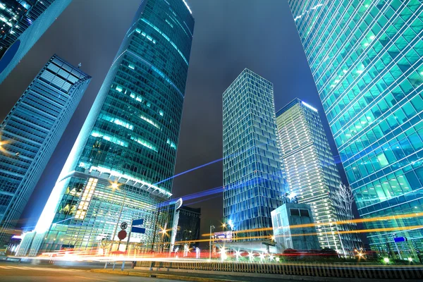 Larga exposición tiroteo noche calle ocupada en Shanghai pudong — Foto de Stock