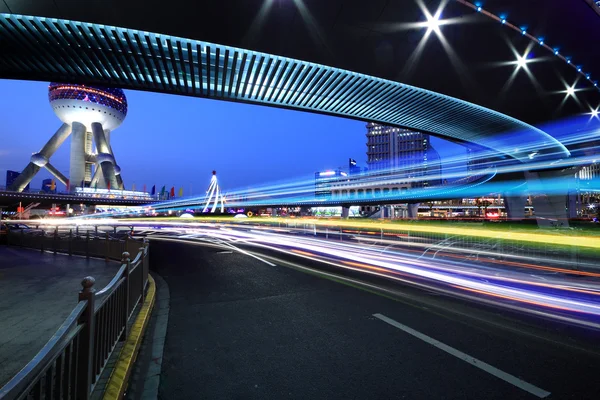 City-highway vehicles in the evening rainbow light trails — Stock Photo, Image