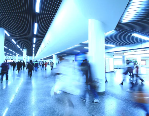 I passeggeri camminano frettolosamente nella stazione della metropolitana di Shanghai — Foto Stock