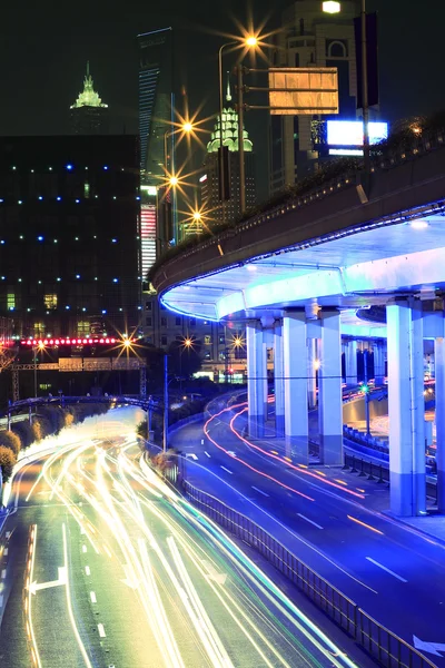 Megacity snelweg at night met licht paden in shanghai — Stockfoto