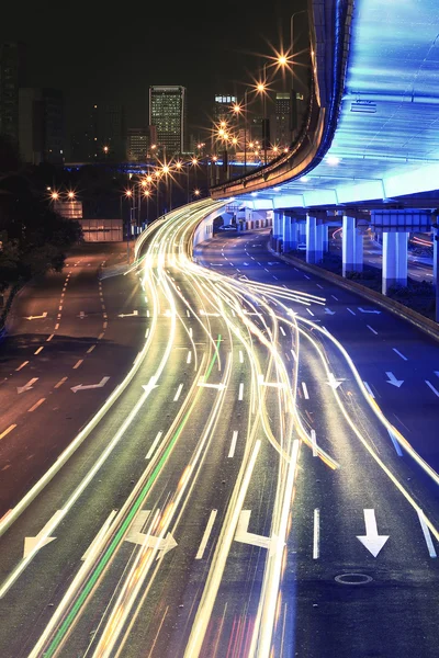 Circular viaduto estrada arco-íris luz trilhas noite cena — Fotografia de Stock