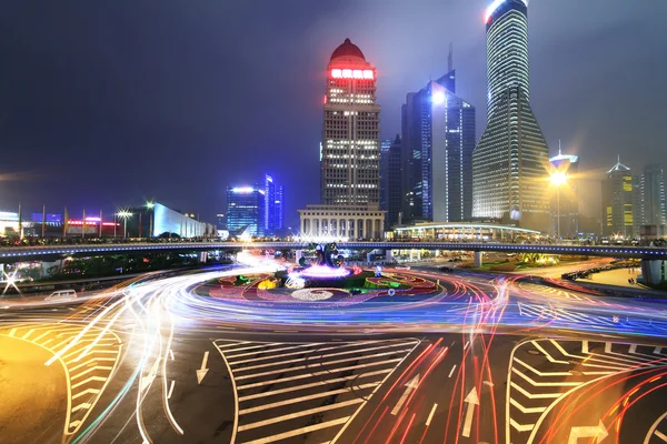 Splendido arcobaleno cavalcavia autostrada scena notturna a Shanghai — Foto Stock