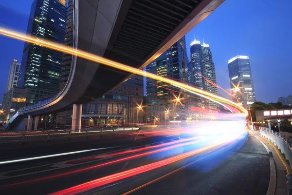 Tráfego urbano de viaduto da noite do carro com trilhas de luz do arco-íris — Fotografia de Stock