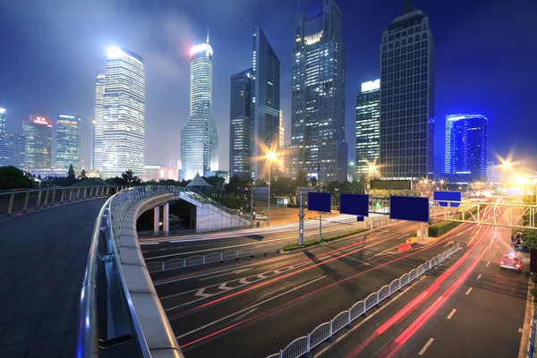 トラフィックと夜のスカイラインとの夜に都市で上海中国 — ストック写真