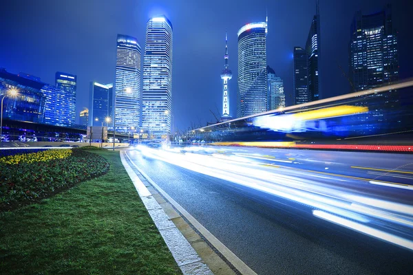 Moderní kancelářská budova duhový paprsek pozadí noci v Šanghaji — Stock fotografie