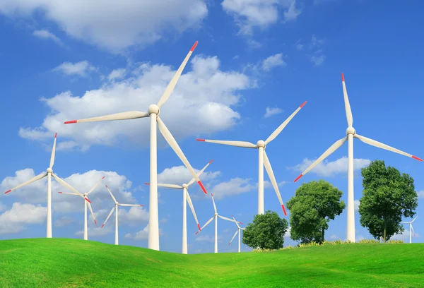 Větrné turbíny v letní krajina — Stock fotografie