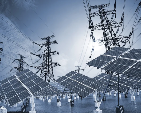 Güneş enerjisi panelleri ve güç iletim kulesi