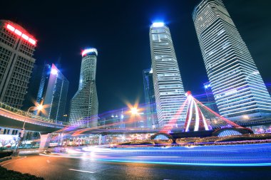 Gökkuşağı Üstgeçit karayolu gece sahnede shanghai