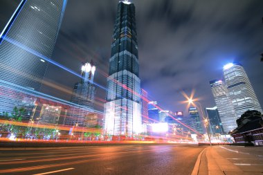 megacity karayolu gece ışık parkurları ile lujiazui shanghai