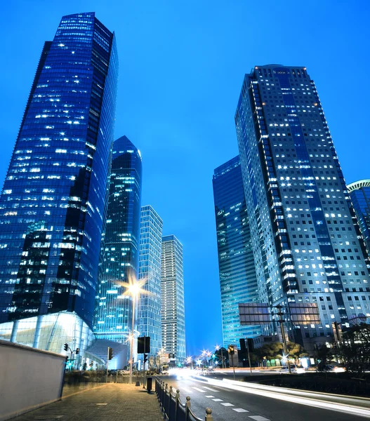 Los senderos de luz en el moderno edificio de oficinas de fondo — Foto de Stock