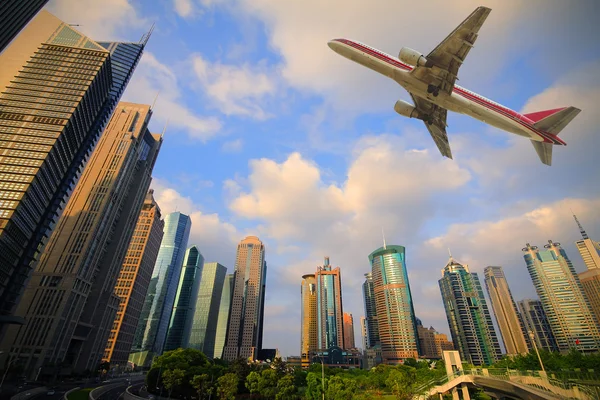 Flugzeuge fliegen über die modernen Stadtgebäude hinweg — Stockfoto