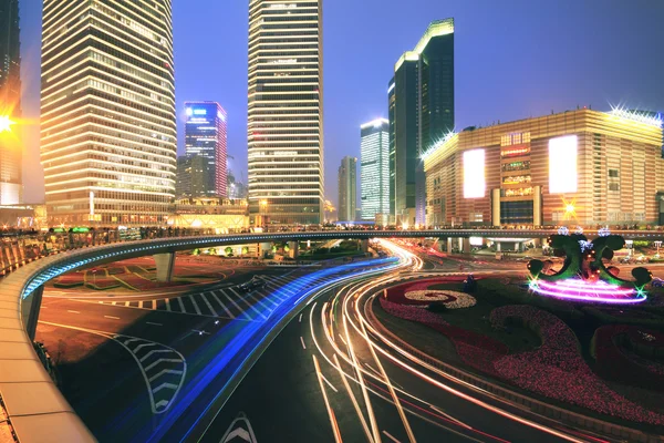 Lange Belichtung der nächtlichen Szene auf dem Stadtring von Shanghai — Stockfoto