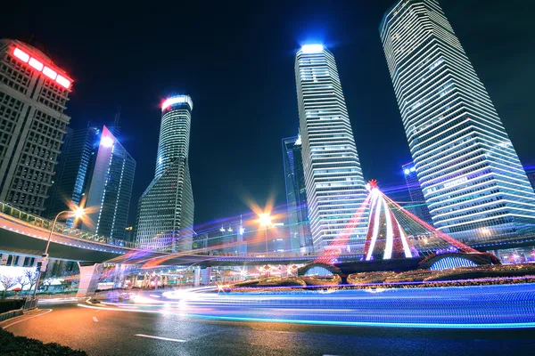 Arco iris puente carretera noche escena en Shanghai — Foto de Stock