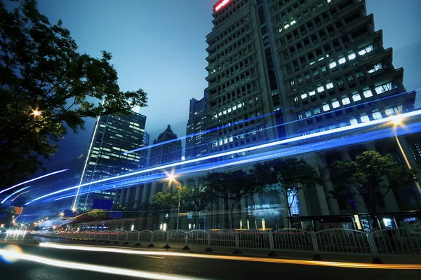 Ver el tráfico a través de la ciudad moderna por la noche en Shanghai —  Fotos de Stock