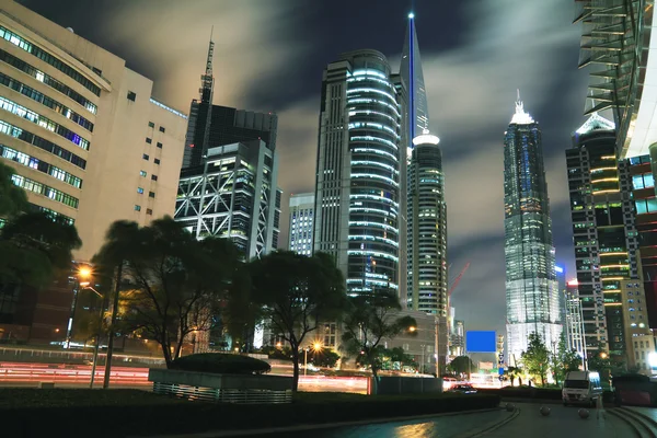 Ver fundo noite de Shanghai cityscape edifícios de referência — Fotografia de Stock