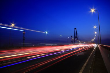 Görünüm alacakaranlıkta kentsel gece trafik karayolu üzerinde