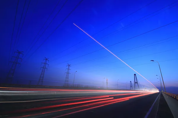 Weergave schemering stedelijke nacht verkeer op de snelweg skyline — Stockfoto