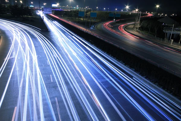 Büyük şehir yol gece sahne manzarası, gece araba gökkuşağı ışık tra — Stok fotoğraf