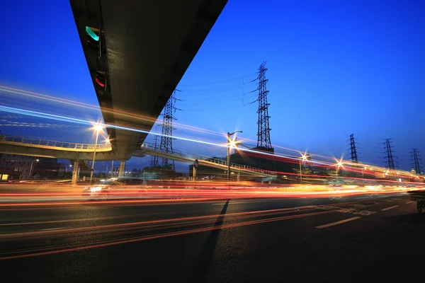 都市の夜の長い露出写真夕暮れ道路交通 — ストック写真