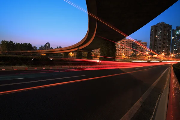 大城市的公路长时间曝光的照片光夜景 — 图库照片