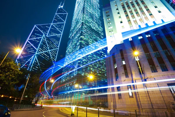 Hongkong av moderna landmärke byggnader bakgrunder road ljus tra — Stockfoto