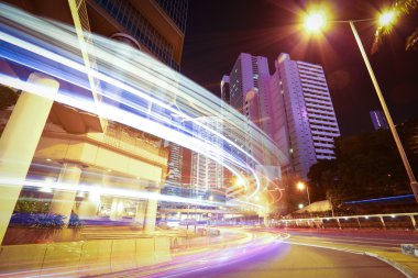 weg licht routes op moderne stad gebouwen achtergronden in hongko