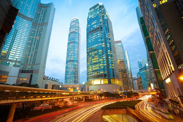 Túneles de carretera senderos de luz en los edificios modernos de la ciudad fondos i — Foto de Stock