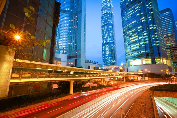 Straßentunnel Lichtspuren auf modernen städtischen Gebäuden Hintergründe i — Stockfoto
