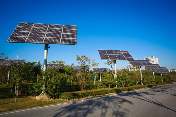 Parque de energía verde sistema de energía solar — Foto de Stock